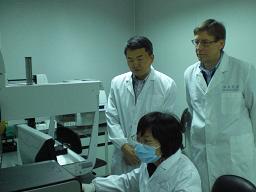 Xuehai_Tan and Greg Scott, Executive Editor of China BioToday(r) at one of HD Biosciences' high throughput analyzers